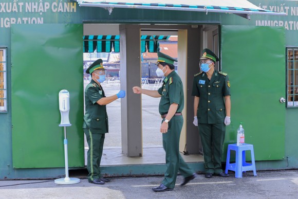Tàu Hải quân Ấn Độ vận chuyển hàng trăm tấn vật tư y tế trao tặng Việt Nam, cập cảng TPHCM ảnh 3
