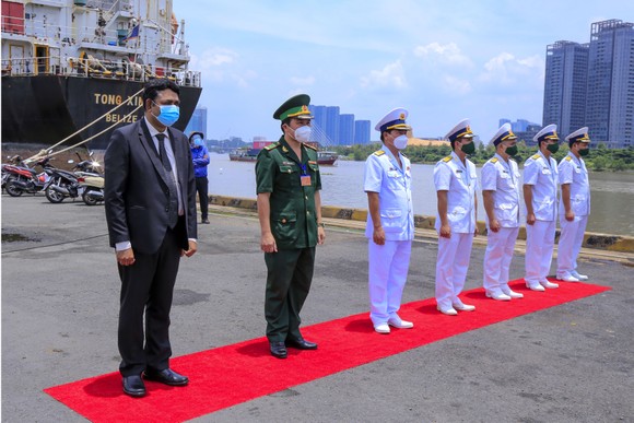 Tàu Hải quân Ấn Độ vận chuyển hàng trăm tấn vật tư y tế trao tặng Việt Nam, cập cảng TPHCM ảnh 2
