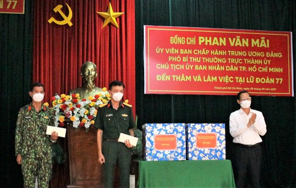 Chủ tịch UBND TPHCM Phan Văn Mãi thăm, động viên lực lượng vũ trang tham gia phòng chống dịch ảnh 3