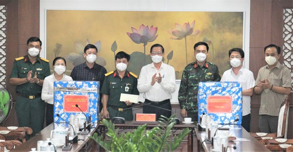 Chủ tịch UBND TPHCM Phan Văn Mãi thăm, động viên lực lượng vũ trang tham gia phòng chống dịch  ảnh 5