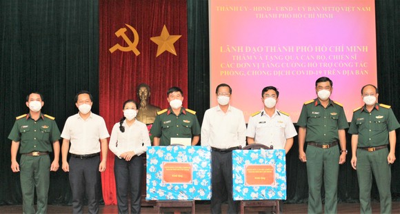 Chủ tịch UBND TPHCM Phan Văn Mãi thăm, động viên lực lượng vũ trang tham gia phòng chống dịch  ảnh 2