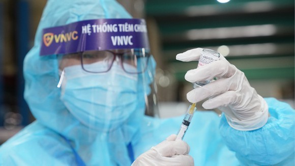 TPHCM kêu gọi người dân trên 18 tuổi đăng ký tiêm vaccine qua tổng đài 8066