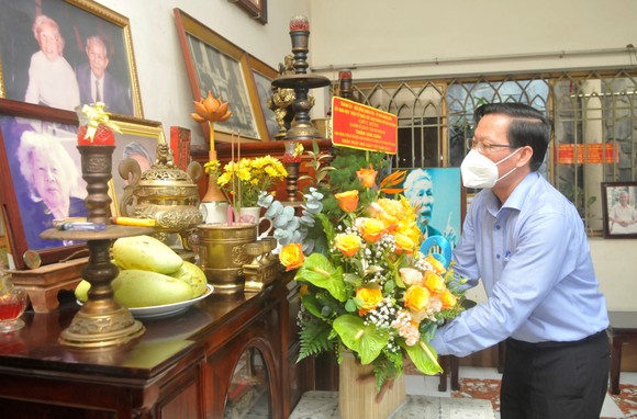 Chủ tịch UBND TPHCM Phan Văn Mãi thắp hương tưởng nhớ Giáo sư Trần Văn Giàu ảnh 2