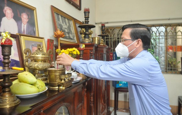 Chủ tịch UBND TPHCM Phan Văn Mãi dâng hương cố Giáo sư Trần Văn Giàu. Ảnh: CAO THĂNG