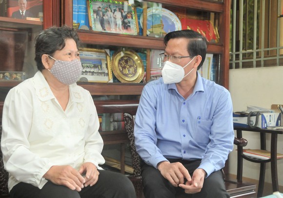 Chủ tịch UBND TPHCM Phan Văn Mãi thắp hương tưởng nhớ Giáo sư Trần Văn Giàu ảnh 1
