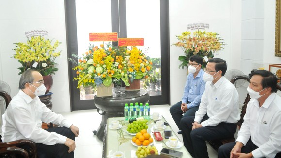 Chủ tịch UBND TPHCM thăm gia đình cố Giáo sư Nguyễn Thiện Thành ảnh 1