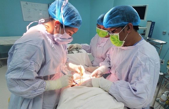 Các BS Khoa Sản, Bệnh viện quận 7 (TPHCM) mổ cấp cứu kịp thời cho bệnh nhân mắc u nang buồng trứng nặng 5kg trong suốt 9 năm