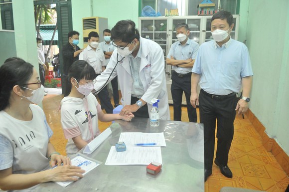 TPHCM: Gần 30.000 học sinh lớp 6 tiêm vaccine Covid-19 ảnh 2