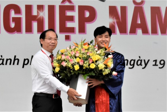 Gần 1.900 sinh viên HCE nhận bằng tốt nghiệp ảnh 1