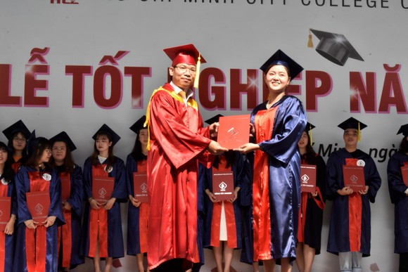 Gần 1.900 sinh viên HCE nhận bằng tốt nghiệp ảnh 2