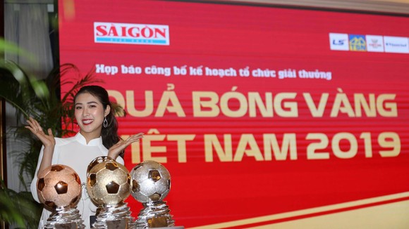 Hoa hậu Du lịch thế giới được yêu thích nhất năm 2019 đẹp rạng rỡ bên quả bóng vàng Việt Nam ảnh 4