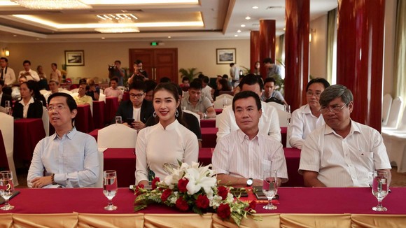 Hoa hậu Du lịch thế giới được yêu thích nhất năm 2019 đẹp rạng rỡ bên quả bóng vàng Việt Nam ảnh 1