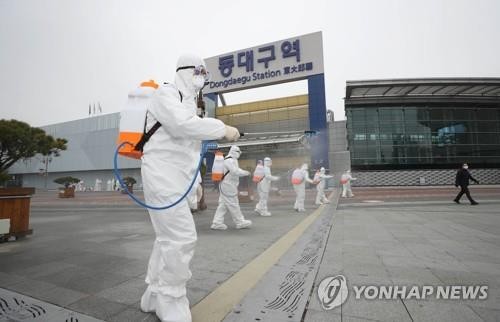 Lực lượng chức năng đang khử trùng tại Daegu - nơi ghi nhận số ca nhiễm Covid-19 cao nhất tại Hàn Quốc. Ảnh: Yonhap