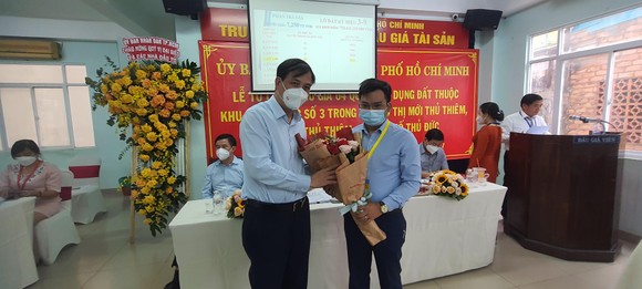 PCT UBND TP Lê Hòa BÌnh chúc mừng Cty Bình Minh