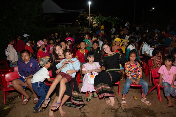 H’Hen Niê, Khánh Vân, Mâu Thuỷ, Lệ Hằng, Lê Thuý tổ chức vui tết trung thu cho trẻ em buôn làng ảnh 19