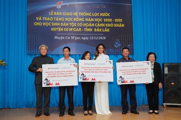 Hoa hậu H’Hen Niê trao tặng 3 hệ thống lọc nước cùng 225 suất học bổng ảnh 1
