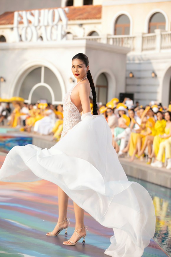 NTK Lê Thanh Hòa ra mắt BST thời trang mới 'Like The Sunshine' ảnh 4