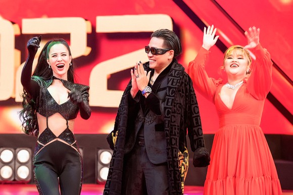 Nghệ sĩ V-pop và K-pop gửi lời chúc mừng năm mới đến khán giả Việt Nam tại 'Lễ hội Ánh sáng - Virtual Countdown Lights 2022' ảnh 8