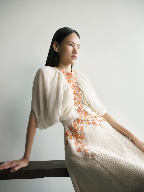 Người mẫu Tuyết Lan 'high fashion' trong bộ sưu tập dành riêng cho quý cô công sở ảnh 7