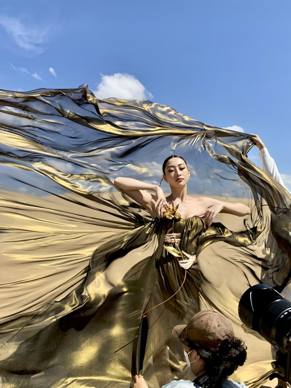 Hoa hậu Lương Thùy Linh hé lộ một phần mẫu thiết kế sẽ ra mắt trong show thời trang “Sa Vũ" ảnh 1