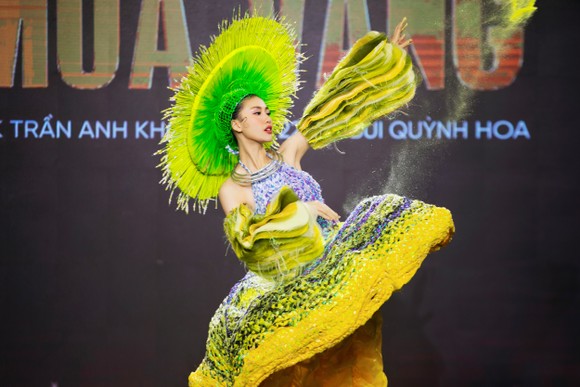 Mãn nhãn đêm trình diễn trang phục dân tộc tôn vinh văn hóa Việt Nam ảnh 1