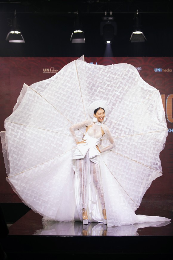 Mãn nhãn đêm trình diễn trang phục dân tộc tôn vinh văn hóa Việt Nam ảnh 14