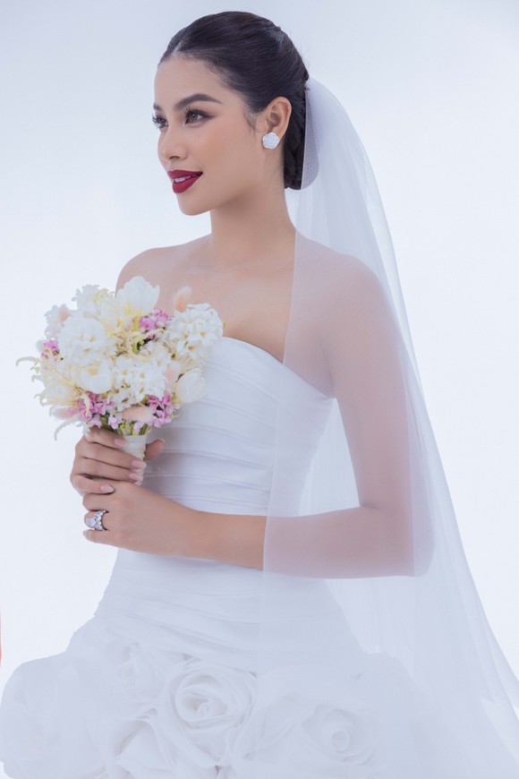 Hoa hậu Phạm Hương là nàng thơ mới trong BST Love No.2 của Lê Thanh Hòa ảnh 1