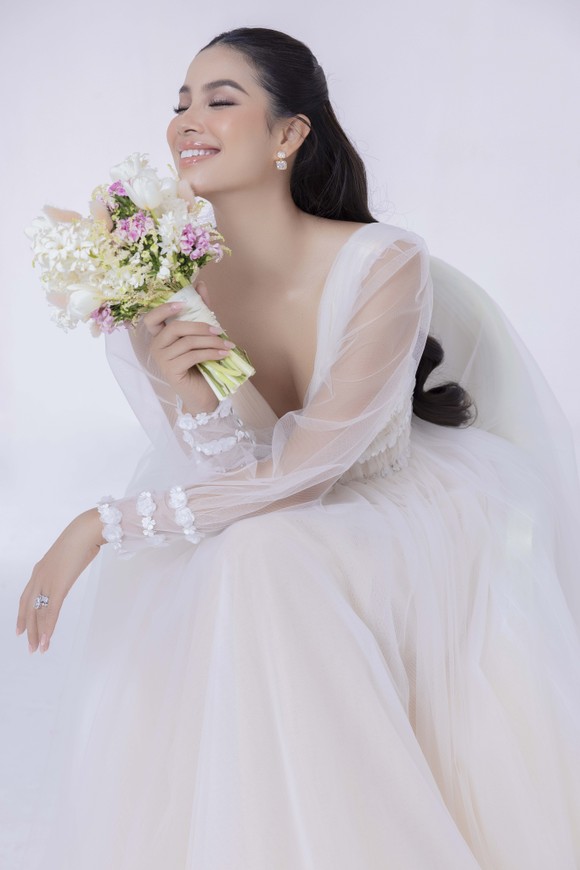 Hoa hậu Phạm Hương là nàng thơ mới trong BST Love No.2 của Lê Thanh Hòa ảnh 3