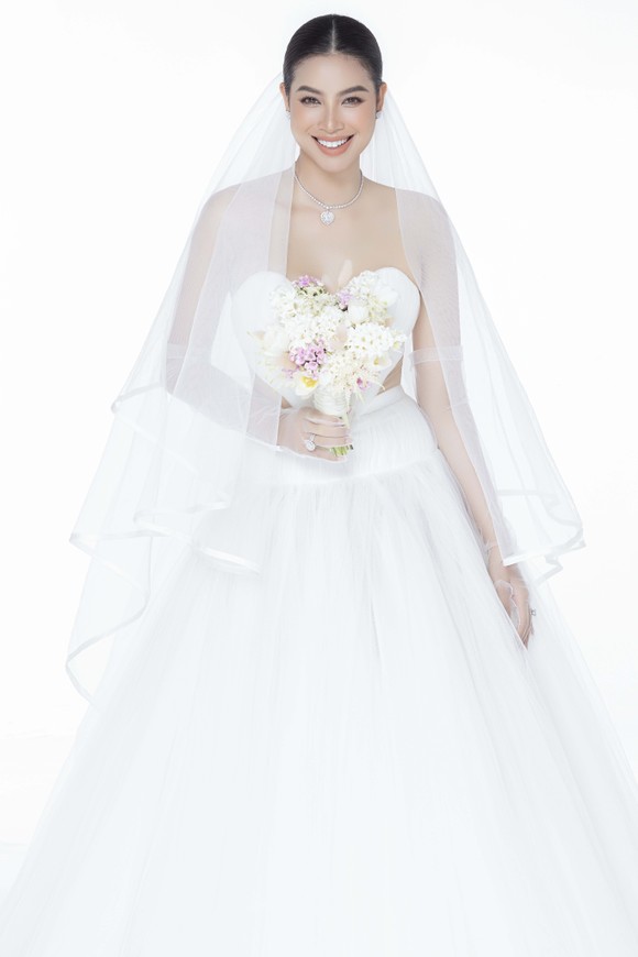 Hoa hậu Phạm Hương là nàng thơ mới trong BST Love No.2 của Lê Thanh Hòa ảnh 4