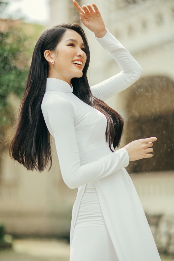 Hoa hậu Khánh Vân và Á hậu Phương Anh chào mừng năm học mới trong bộ ảnh áo dài ảnh 5