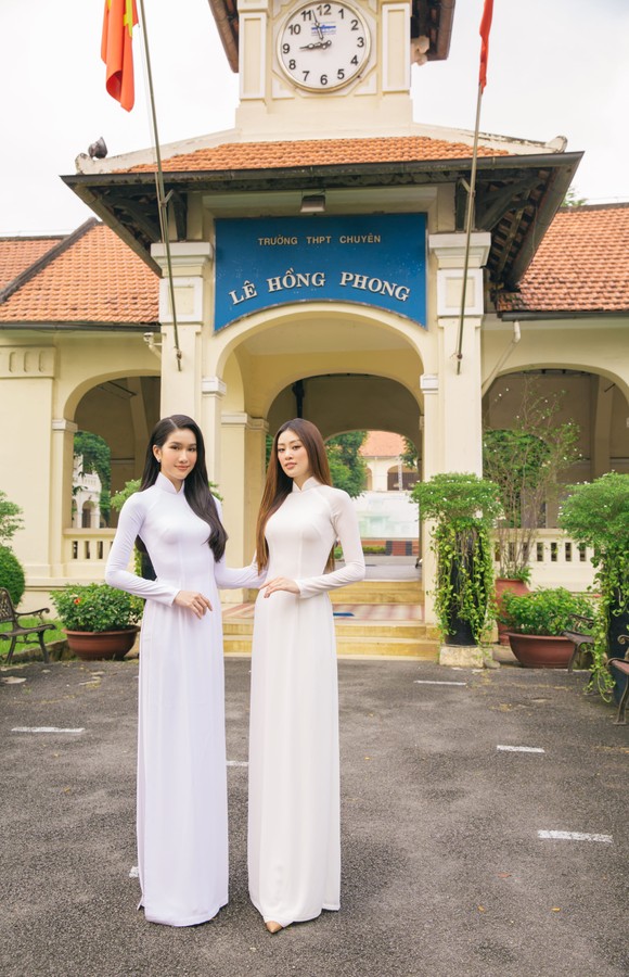 Hoa hậu Khánh Vân và Á hậu Phương Anh chào mừng năm học mới trong bộ ảnh áo dài ảnh 1