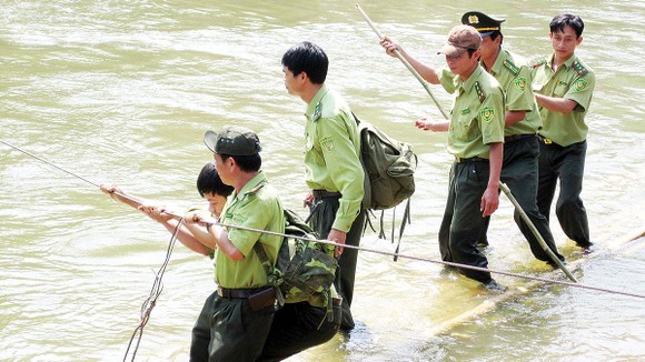 Lực lượng kiểm lâm Vườn Quốc gia Chư Mom Ray tuần tra bảo vệ rừng