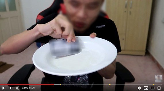 Hình ảnh cắt từ một clip với nội dung hướng dẫn sử dụng ma túy từ… bột ngọt và bột mì, đăng trên YouTube gây bức xúc dư luận