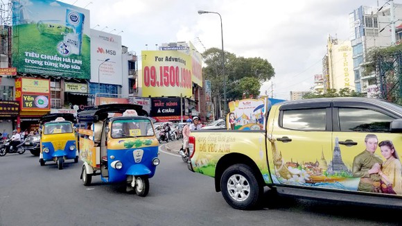 Khán giả hào hứng trước sự xuất hiện bất ngờ của đoàn xe Tuk Tuk Thái Lan tại Việt Nam ảnh 2
