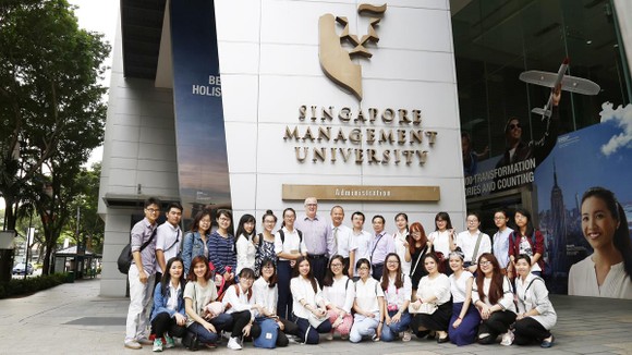 Sinh viên chương trình chất lượng cao của Trường ĐH Kinh tế - Luật  TPHCM thực tập tại Singapore
