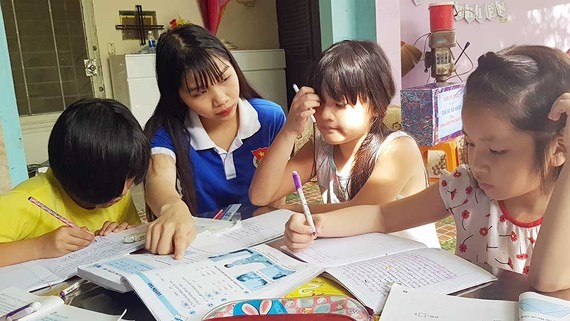 Sinh viên từ chương trình “Gia sư áo xanh” dạy học trẻ em là con em công nhân Khu Công nghiệp Tân Bình