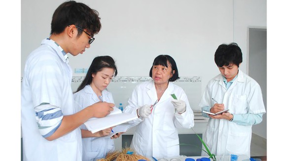 GS-TS Nguyễn Thị Lang truyền lại kiến thức cho sinh viên