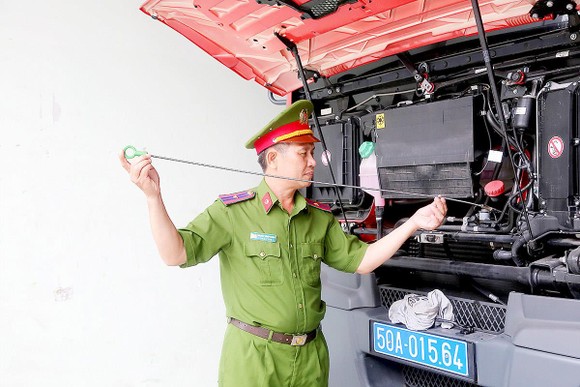 Thiếu tá Nguyễn Văn Phương kiểm tra, bảo dưỡng phương tiện vào ca trực của mình