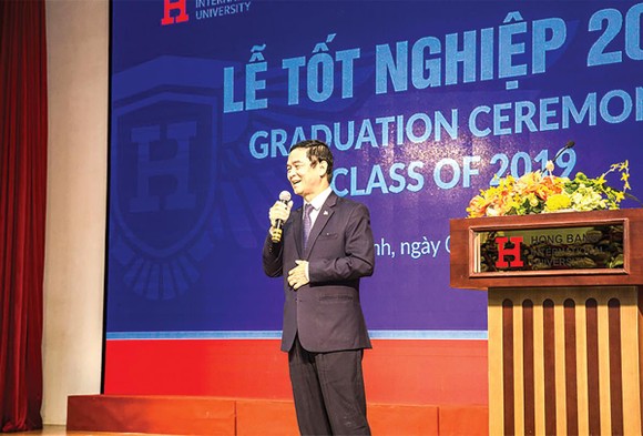 ĐHQT Hồng Bàng tổ chức lễ tốt nghiệp đại học và trao bằng tiến sĩ khóa đầu tiên ảnh 1