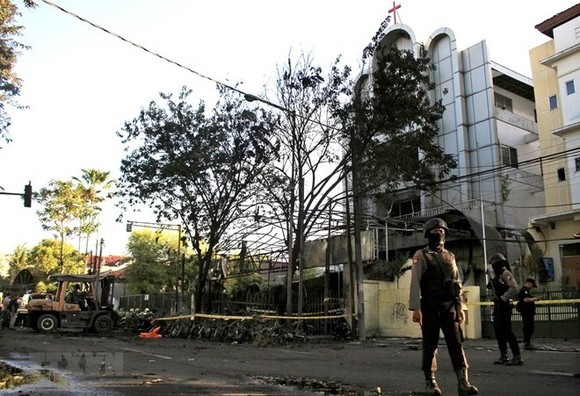 Indonesia police at the scene of the bomb attack in East Java on May 13 (Photo: VNA)