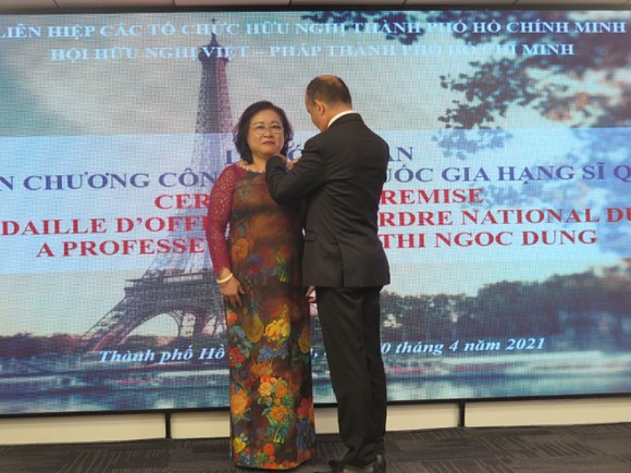 Trao huân chương Sĩ quan Công trạng quốc gia Pháp tặng Chủ tịch Hội hữu nghị Việt - Pháp TPHCM ảnh 1