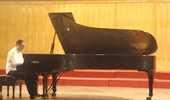 Nghệ sĩ piano Ernő Fehér biểu diễn tại TPHCM ảnh 1