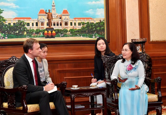 Chủ tịch HĐND TPHCM Nguyễn Thị Lệ tiếp Tổng lãnh sự Belarus Ruslan Varankou. Ảnh: VIỆT DŨNG