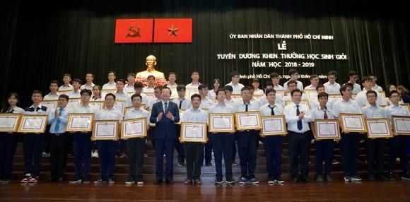 TPHCM tuyên dương, khen thưởng 618 học sinh giỏi tiêu biểu ảnh 1