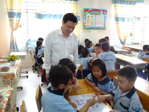 Thứ trưởng Bộ GD-ĐT Nguyễn Hữu Độ khảo sát tình hình triển khai chương trình giáo dục phổ thông mới tại TPHCM ảnh 1