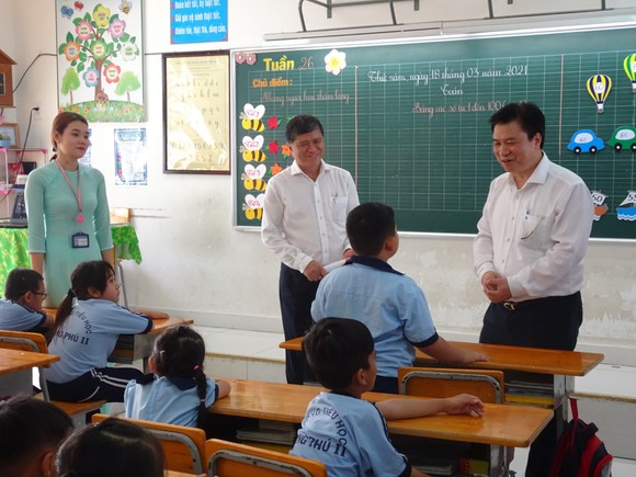 Thứ trưởng Bộ GD-ĐT Nguyễn Hữu Độ khảo sát tình hình triển khai chương trình giáo dục phổ thông mới tại TPHCM ảnh 2