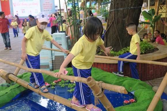Sôi nổi các hoạt động trải nghiệm của học sinh khối 1 qua ngày hội 'Một thoáng quê hương' ảnh 8