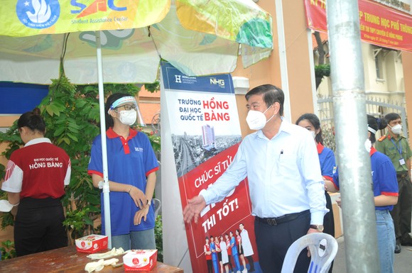 Chủ tịch UBND TPHCM Nguyễn Thành Phong động viên tinh thần thí sinh trước kỳ thi tốt nghiệp THPT ảnh 3