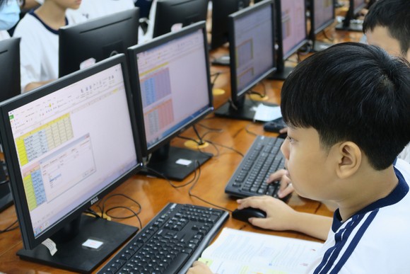 TPHCM: Nhiều giải pháp hỗ trợ học sinh không có thiết bị học trực tuyến ảnh 1