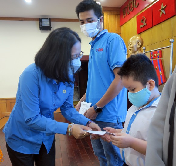 Công đoàn ngành giáo dục TPHCM trao tặng 26 phần quà cho giáo viên, người lao động khó khăn do dịch Covid-19 ảnh 1